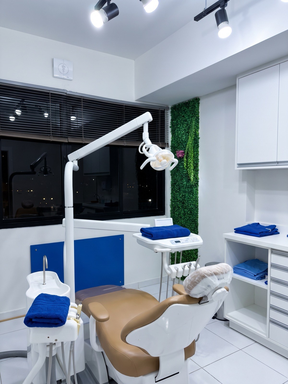 Sala de atendimento do consultório, com cadeira odontológica