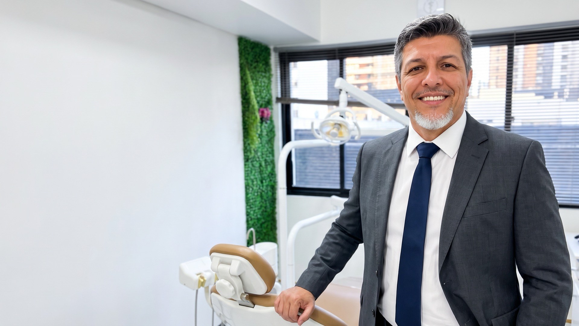 Dr. Marcelo Luis, cirurgião-dentista, no consultório