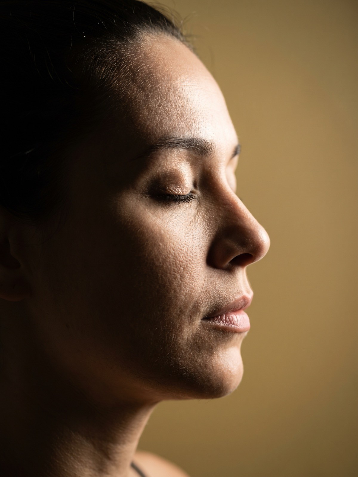 Perfil em luz lateral, olhos fechados