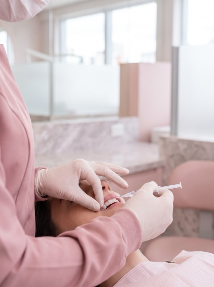 Aplicação do gel clareador em detalhe