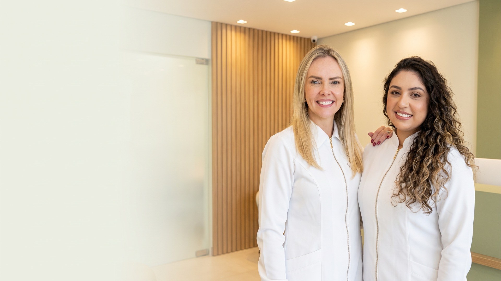 As duas cirurgiãs-dentistas responsáveis pela Tao Odontologia, no consultório