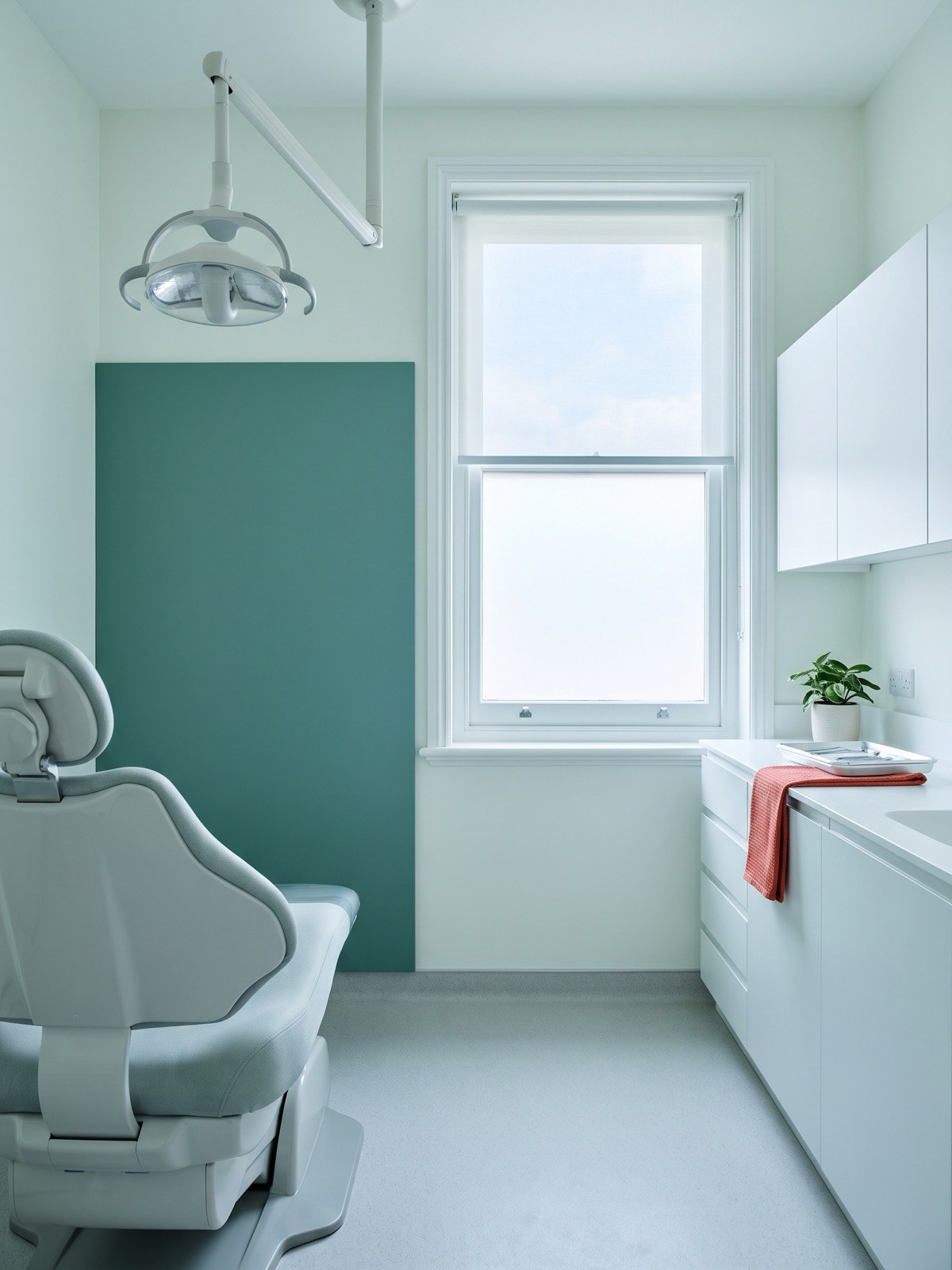 Sala de atendimento da clínica, com cadeira odontológica